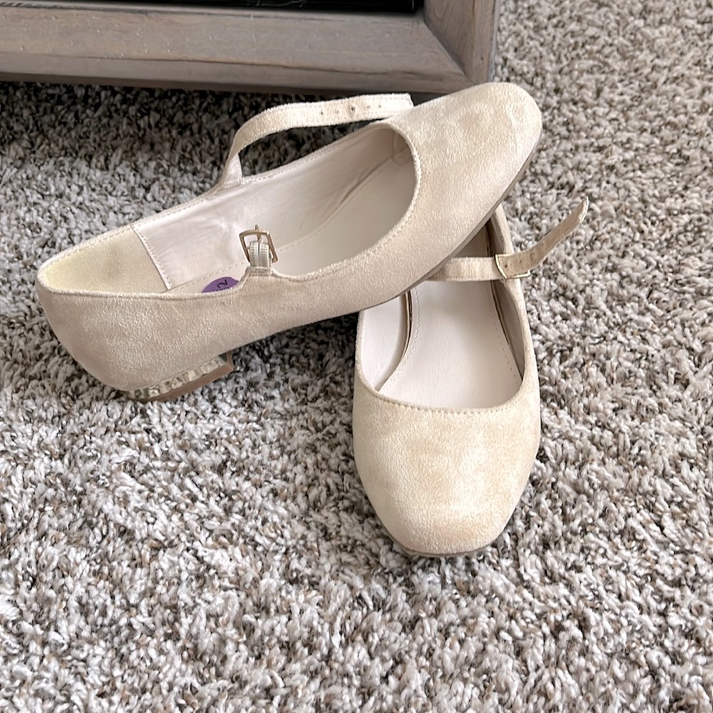 beige/cream shoes